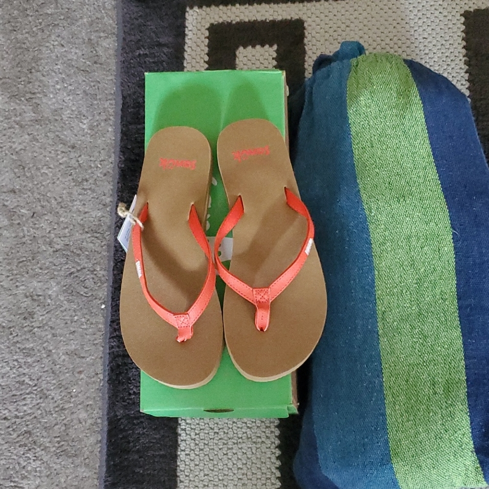 Sanuk new summer flips In Box